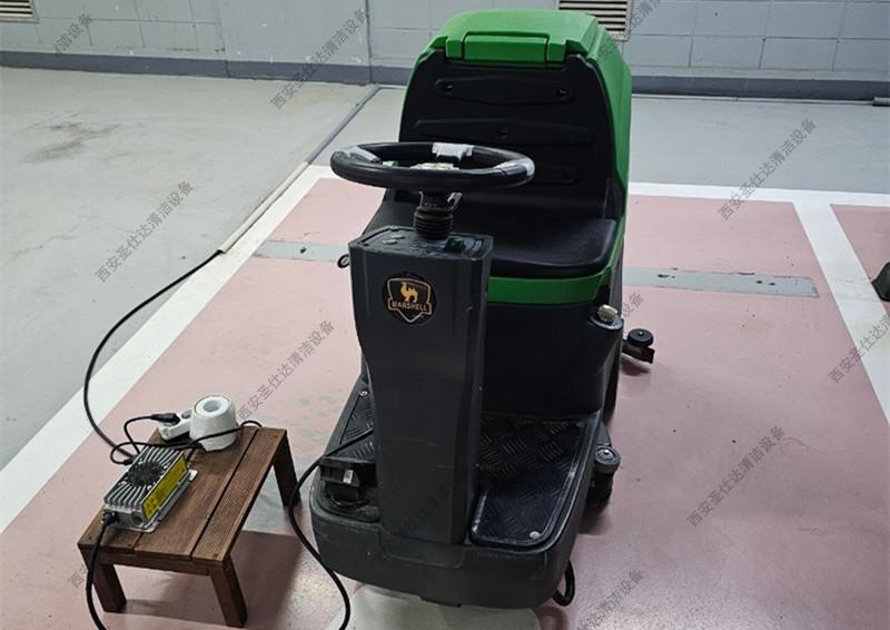 玛西尔驾驶式洗地机DQX6更换驱动电机 (1)_副本.jpg