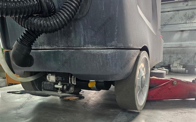 玛西尔驾驶式洗地机DQX6更换驱动电机 (6)_副本.jpg