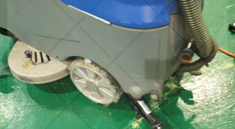 威卓驾驶式洗地机X7更换大轮 (8).jpg