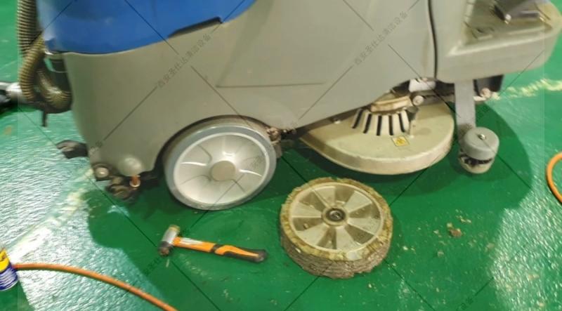 威卓驾驶式洗地机X7更换大轮 (6).jpg