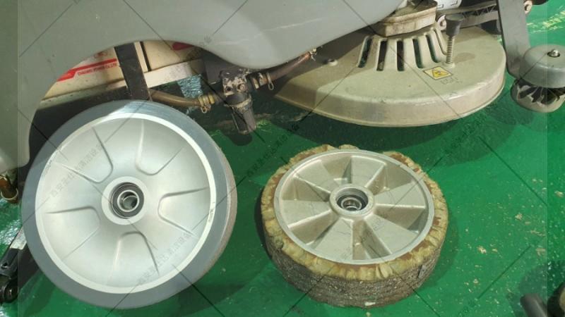 威卓驾驶式洗地机X7更换大轮 (5).jpg