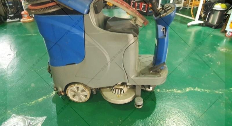 威卓驾驶式洗地机X7更换大轮 (1).jpg