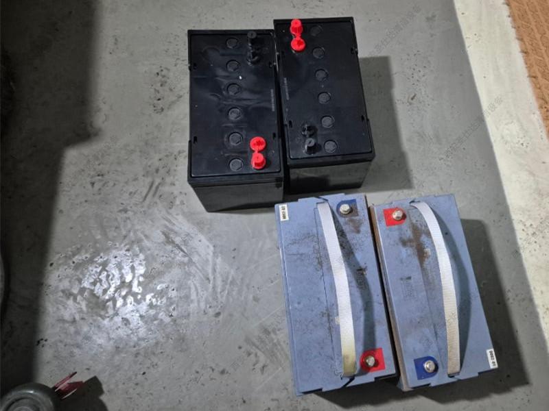 驾驶式洗地机更换电瓶 (9).jpg