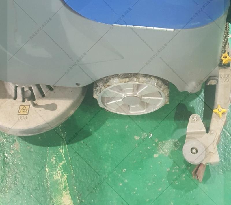威卓驾驶式洗地机X7更换大轮 (4).jpg