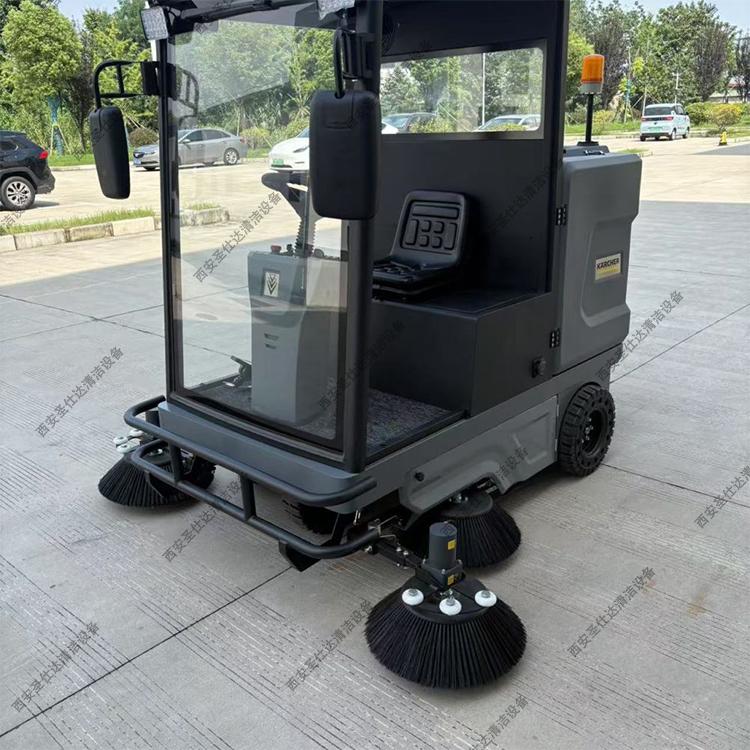 KM 210 180 R Classic Bp驾驶式清扫车实物图.jpg