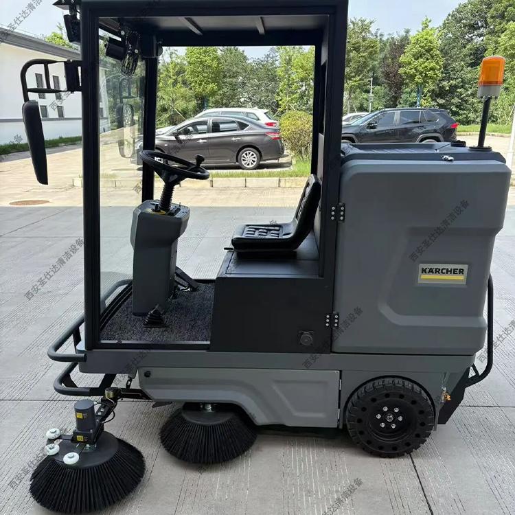 KM 210 180 R Classic Bp驾驶式清扫车实物图1.jpg