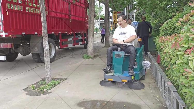 西安电动扫地机，驾驶式路面清扫车，树叶烟头小石子一扫而净.jpg