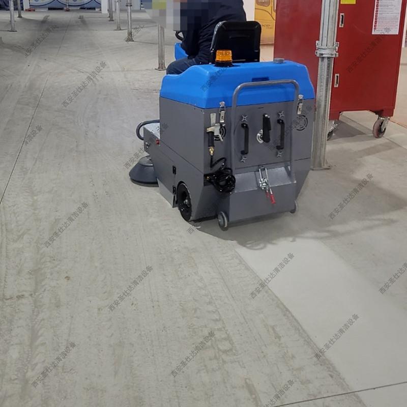 停车场驾驶式清扫车 (2).jpg