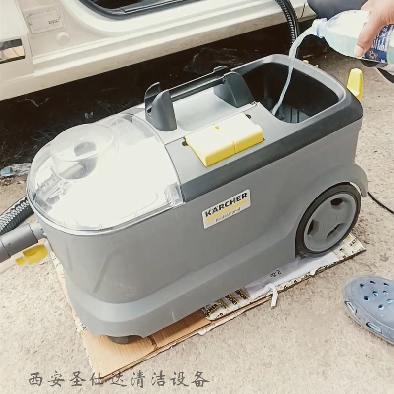 卡赫喷抽机PUZZI8-1清洁汽车车顶.jpg
