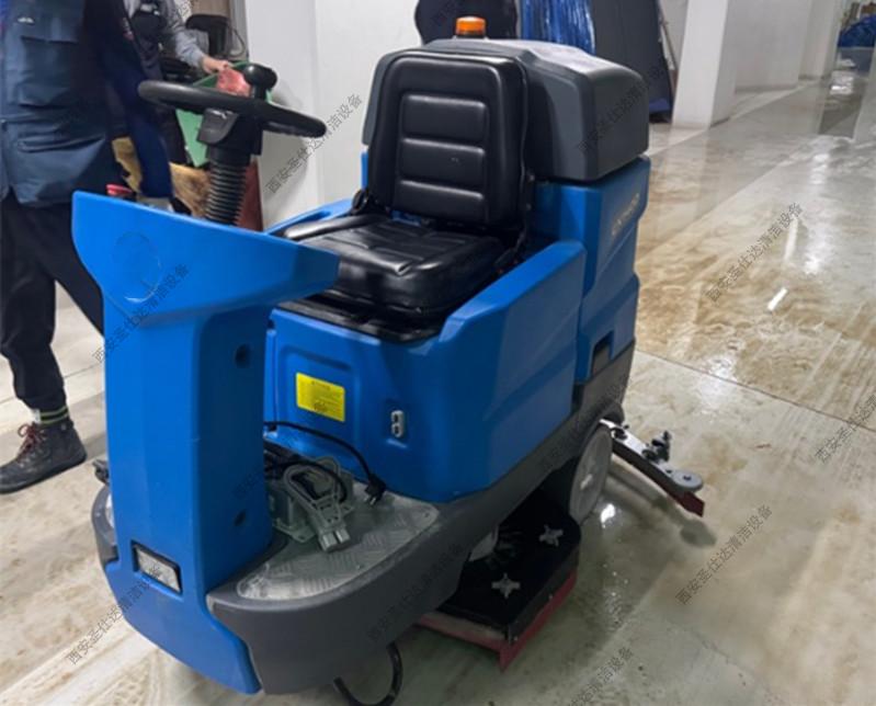 铜川某小区停车场驾驶式洗地机(2).jpg