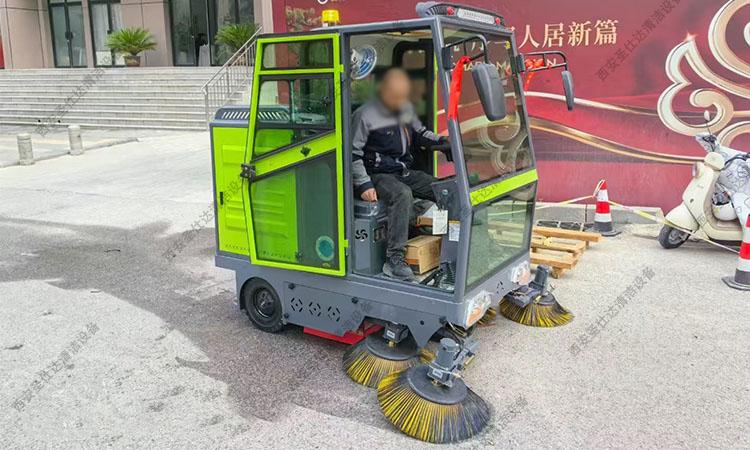 多功能电动扫地车2050使用3.jpg