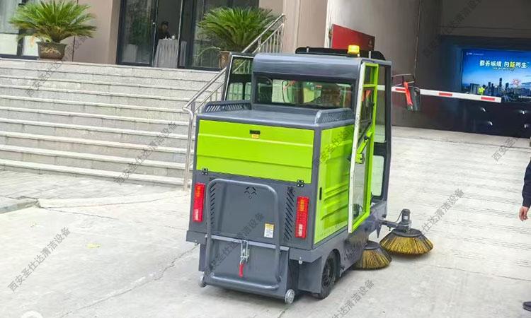 多功能电动扫地车2050使用2.jpg
