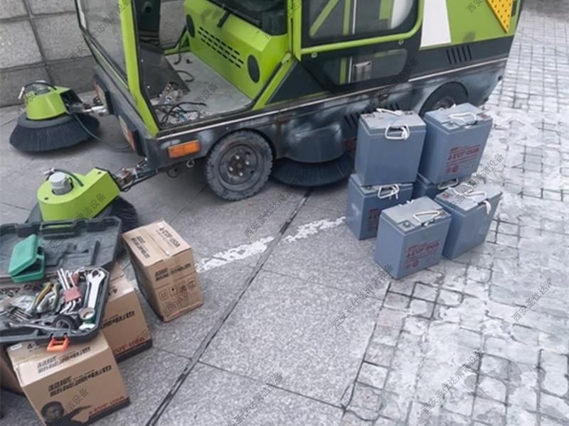 駕駛式掃地車更換電瓶 (2).jpg