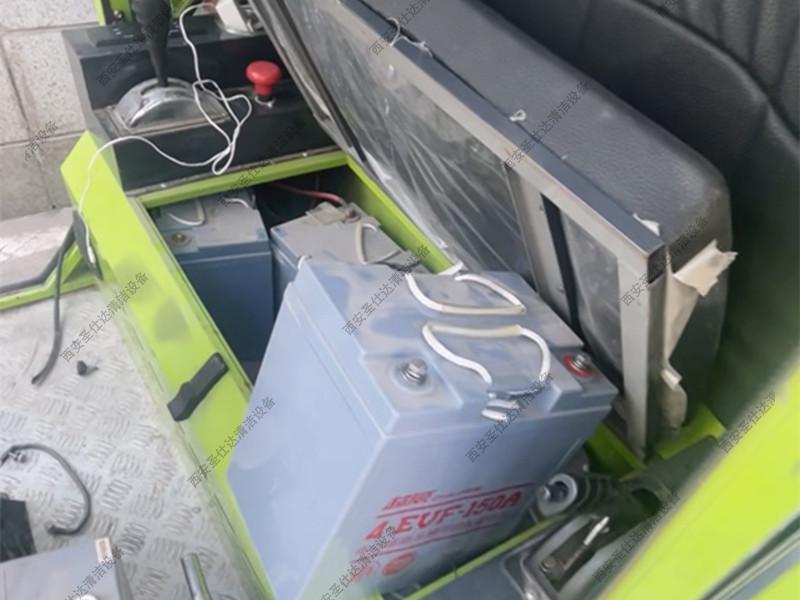駕駛式掃地車更換電瓶 (1).jpg