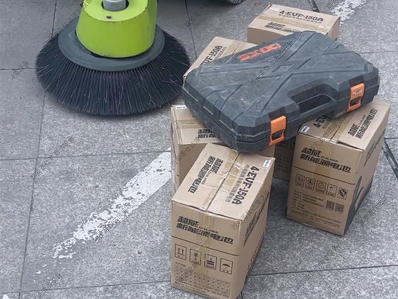 駕駛式掃地車更換電瓶 (4).jpg