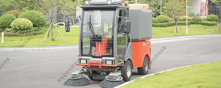 R-CX1800F全封闭铰链式多功能电动清扫车作业图.jpg