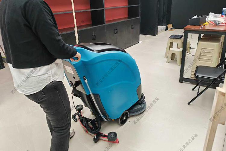 K1手推式洗地机使用图1.jpg