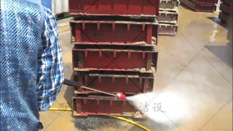 西安预制梁模具高压清洗机,经常清洗,以保持其表面的平整度和精度.jpg