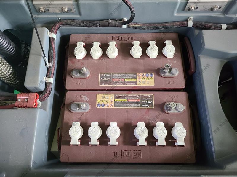國(guó)邦I(lǐng)CEI20NB手推式洗地機(jī)維修更換電瓶 (4).jpg