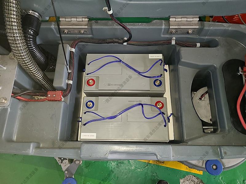 國(guó)邦I(lǐng)CEI20NB手推式洗地機(jī)維修更換電瓶 (3).jpg