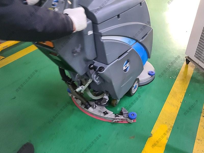 國(guó)邦I(lǐng)CEI20NB手推式洗地機(jī)維修更換電瓶 (1).jpg