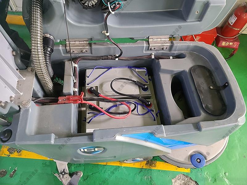 國(guó)邦I(lǐng)CEI20NB手推式洗地機(jī)維修更換電瓶 (2).jpg