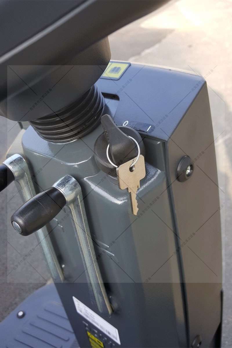 fimap飞默普驾驶式扫地车FSR B (11).jpg