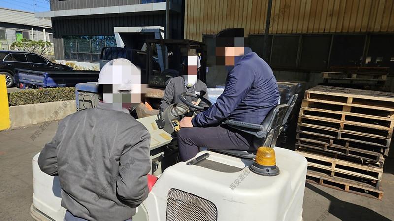 COMAC柯迈科电动扫地车保养 (7).jpg