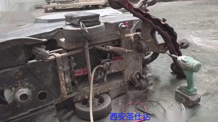 西安洗地机维修 刷盘工作不小水 检查开关电机放水阀.jpg