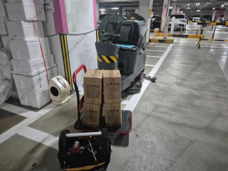 2合肥高美驾驶式洗地车GM110BT85.jpg