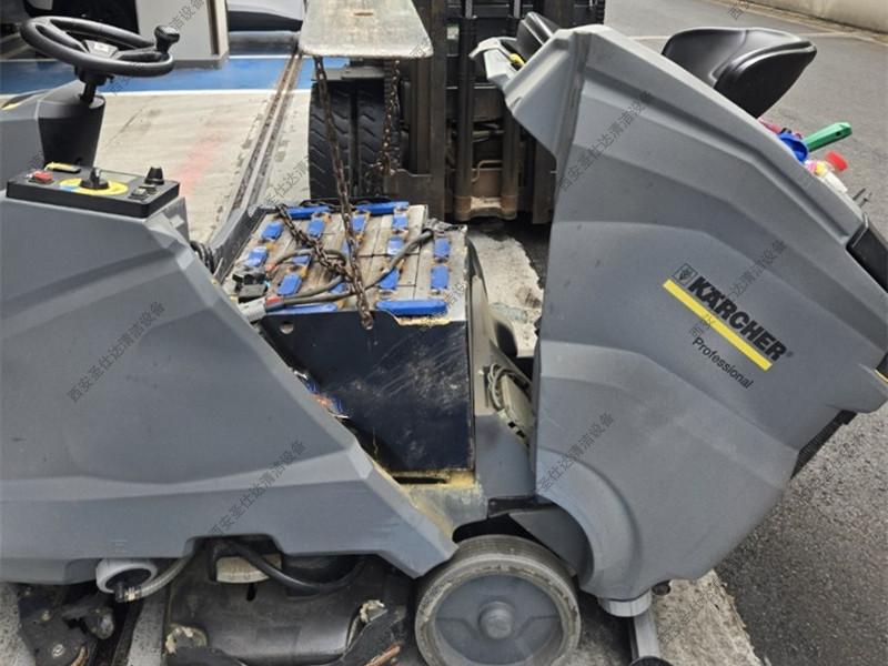 卡赫驾驶式洗地机B150R维修更换电瓶组 (3)_副本.jpg