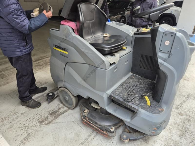 卡赫驾驶式洗地机B150R维修更换电瓶组 (2)_副本.jpg