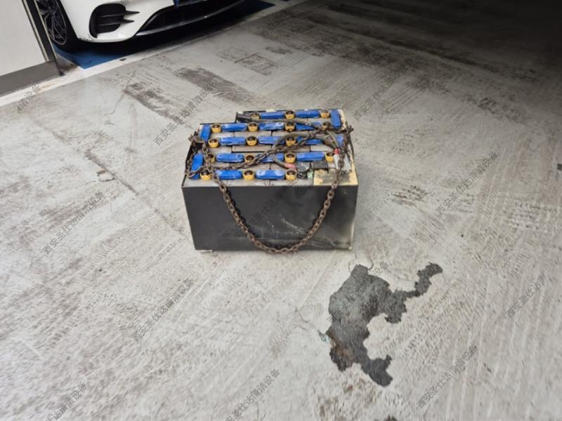 卡赫驾驶式洗地机B150R维修更换电瓶组 (4)_副本.jpg