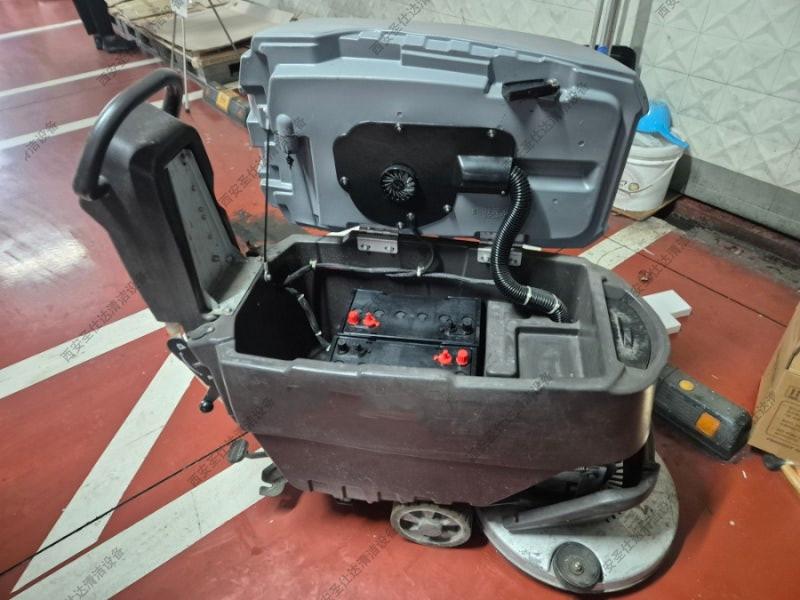 手推式洗地机维修更换电池、吸水管、电磁阀 (6).jpg