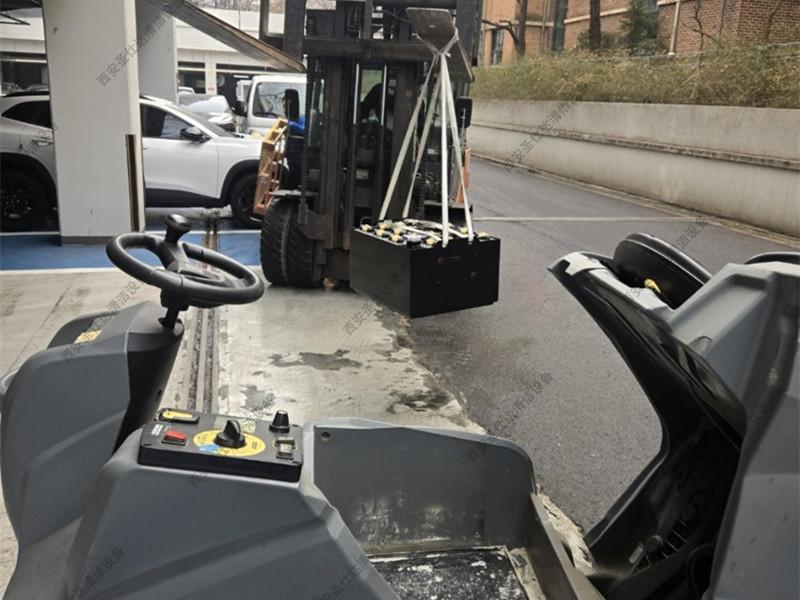 卡赫驾驶式洗地机B150R维修更换电瓶组 (6)_副本.jpg