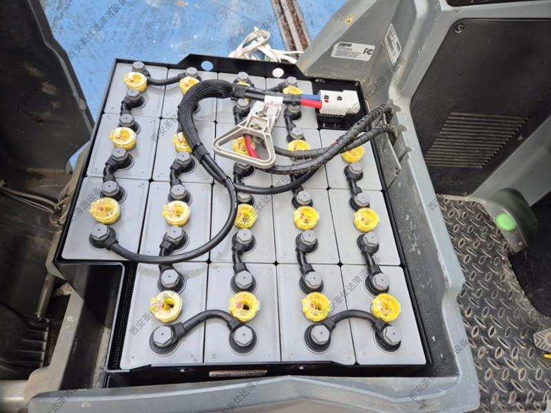 卡赫驾驶式洗地机B150R维修更换电瓶组 (7)_副本.jpg