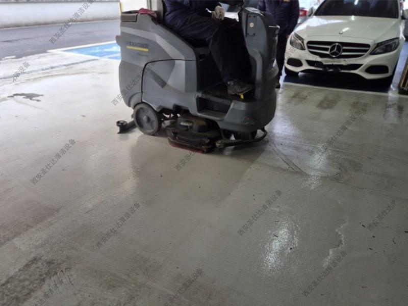 卡赫驾驶式洗地机B150R维修更换电瓶组 (8)_副本.jpg