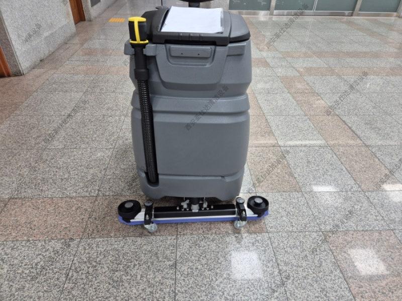 卡赫駕駛式洗地車BD50-70R物業公司交機培訓 (14).jpg