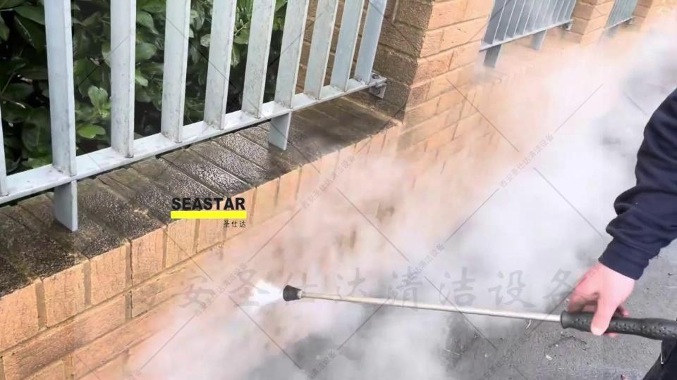 西安小区围墙高压水枪，墙面由黑变白，冲洗效果立竿见影.jpg