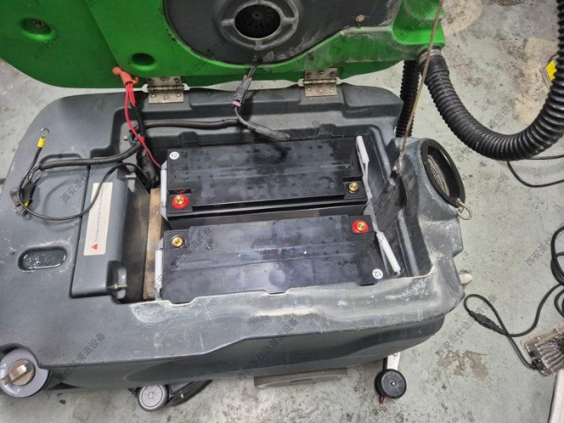 DQX6驾驶式清洁设备电池更换 (5).jpg