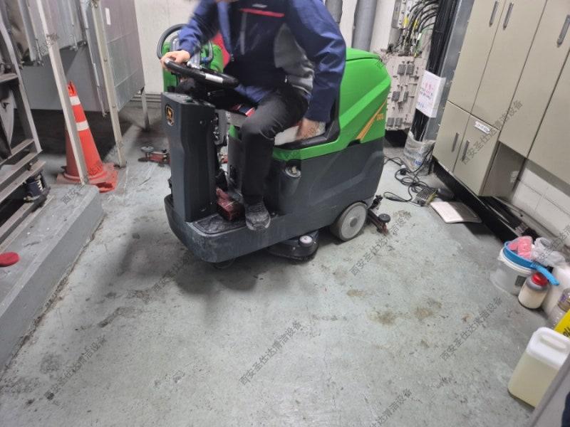 DQX6驾驶式清洁设备电池更换 (8).jpg