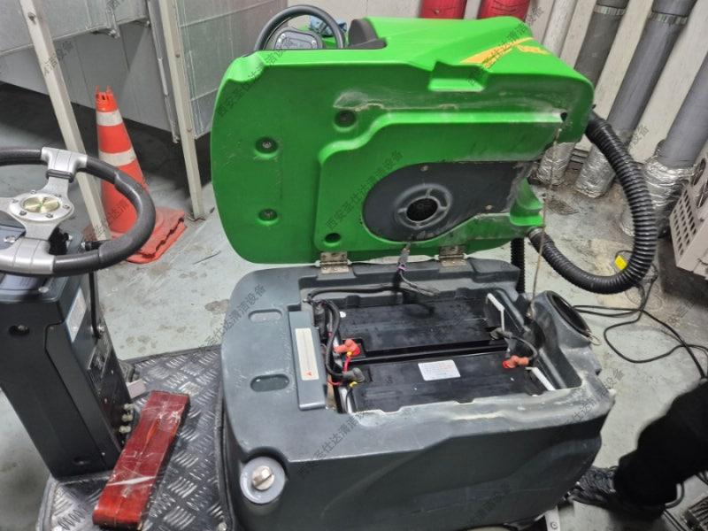 DQX6驾驶式清洁设备电池更换 (7).jpg