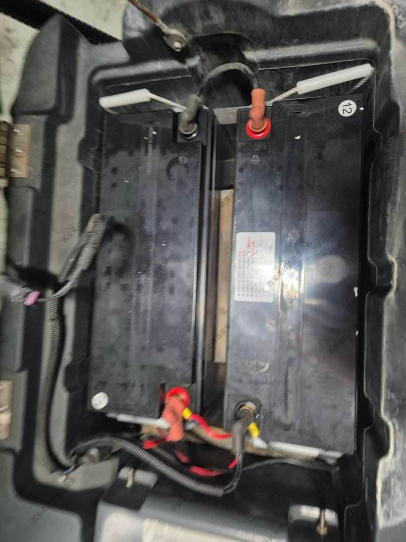 DQX6驾驶式清洁设备电池更换 (6).jpg