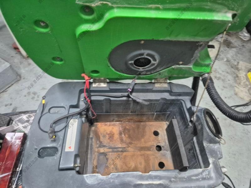 DQX6驾驶式清洁设备电池更换 (3).jpg