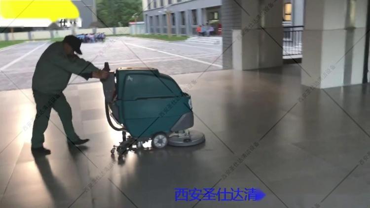 西安学校洗地机,全自动洗地吸干机,篮球场走道地面快速清洁.jpg