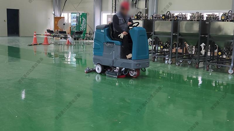 石油仪器加工厂仓库环氧地坪清洁驾驶式洗地车X10 (3).jpg