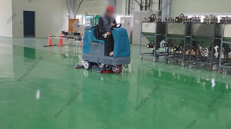石油仪器加工厂仓库环氧地坪清洁驾驶式洗地车X10 (4).jpg