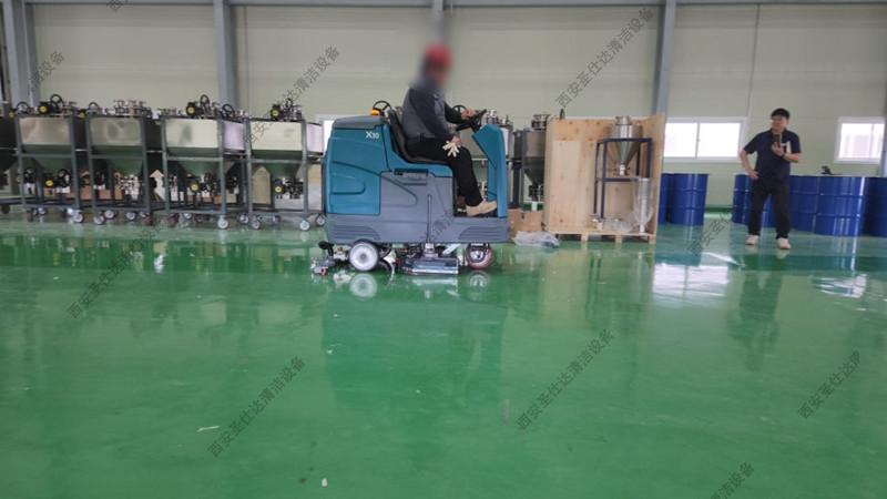 石油仪器加工厂仓库环氧地坪清洁驾驶式洗地车X10 (2).jpg