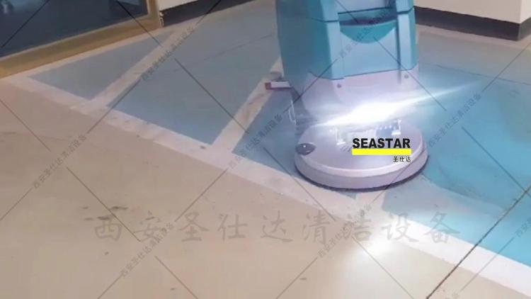 西安工厂车间洗地机,不扬尘溅水转弯灵活，仓库清洁就是这么容易.jpg