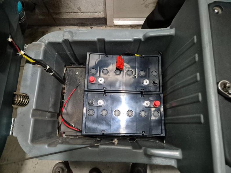 驾驶式洗地机更换电瓶 (7).jpg